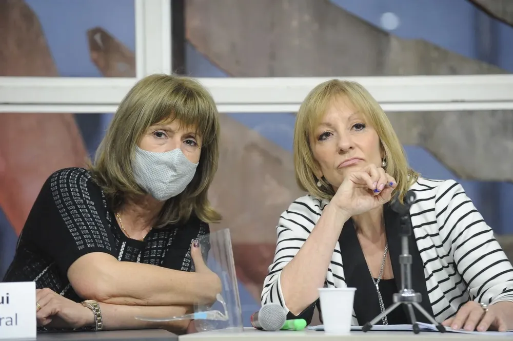 Olga Otegui, próxima secretaria general de la comuna, y Carolina Cosse