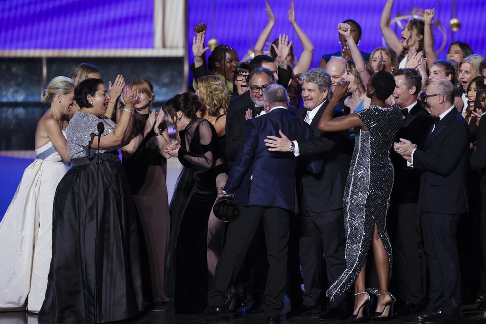 El equipo de The Pitt celebra el premio a mejor serie dramática