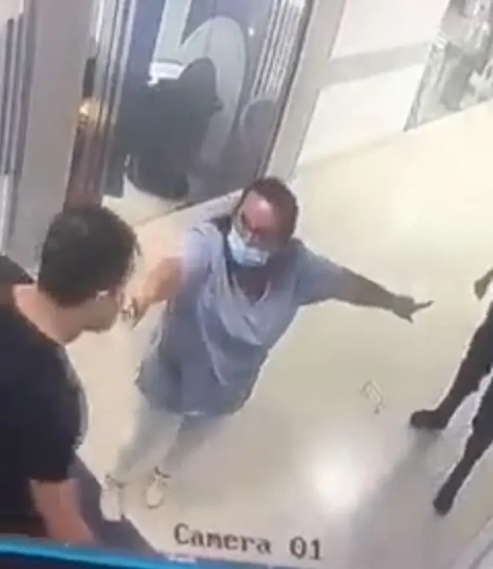 La pelea entre los dos policías quedó grabada por las cámaras de seguridad