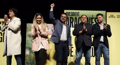 La cabeza de lista de ERC al Parlamento Europeo, Diana Riba; la candidata 12 de ERC por Barcelona, Ana Balsera; el candidato de ERC a la reelección, Pere Aragonès; el presidente de ERC, Oriol Junqueras y el portavoz de ERC en el Congreso, Gabriel Rufián.