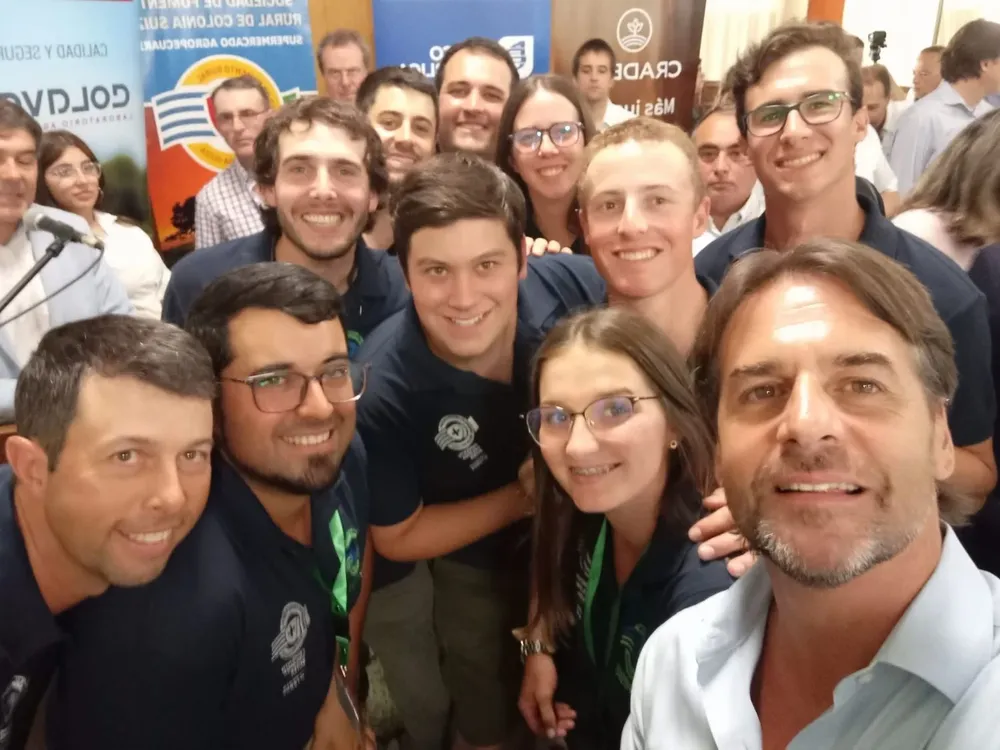 Jóvenes cooperativistas agrarios junto a Lacalle Pou en Colonia Valdense.