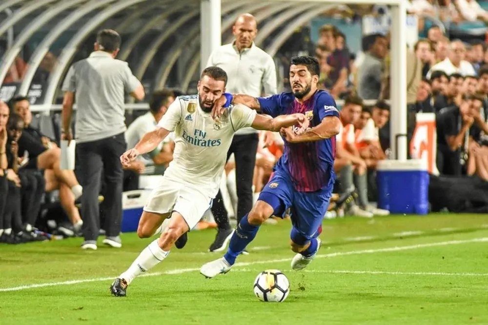 Luis Suárez y Carvajal disputan la posición y el balón