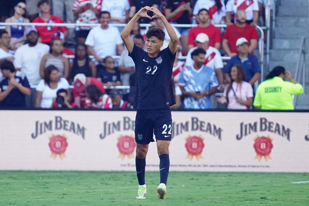 Justin Ellis celebra su gol en su debut con la selección de Estados Unidos