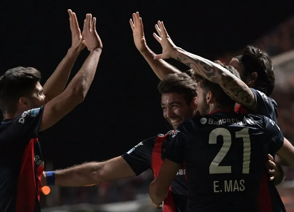 El festejo del gol de Cauteruccio