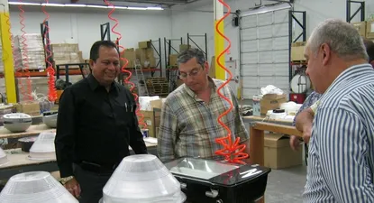 El intendente de Florida carlos Enciso visitó planta de luminaria mexicana