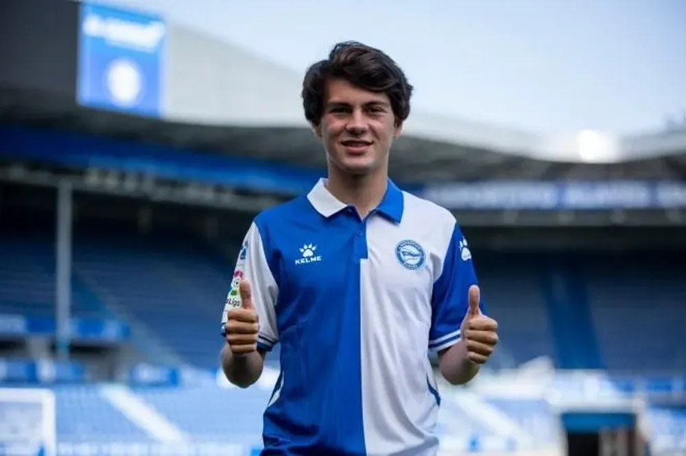 P?ellistri con la nueva camiseta de Alavés