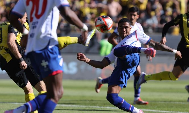 Juan Cruz De los Santos de Nacional ante Peñarol por la final de la Liga AUF Uruguaya