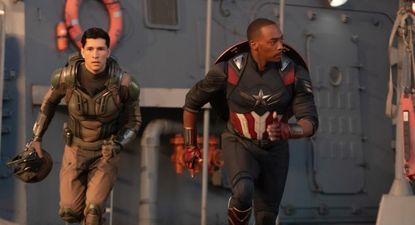 Danny Ramírez y Anthony Mackie en la nueva película de Marvel