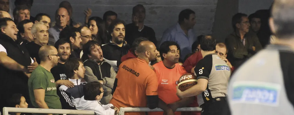 Los hinchas coparon los pasillos y ni los jueces pudieron sacarlos