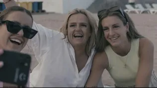 Alexia junto a su madre Eli y su hermana Alba en una secuencia de la docuserie Alexia. Labor Omnia Vincit
