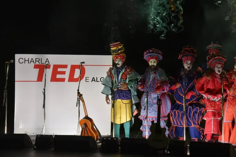 Integrantes de la murga Metele que son Pasteles en el Teatro de Verano.