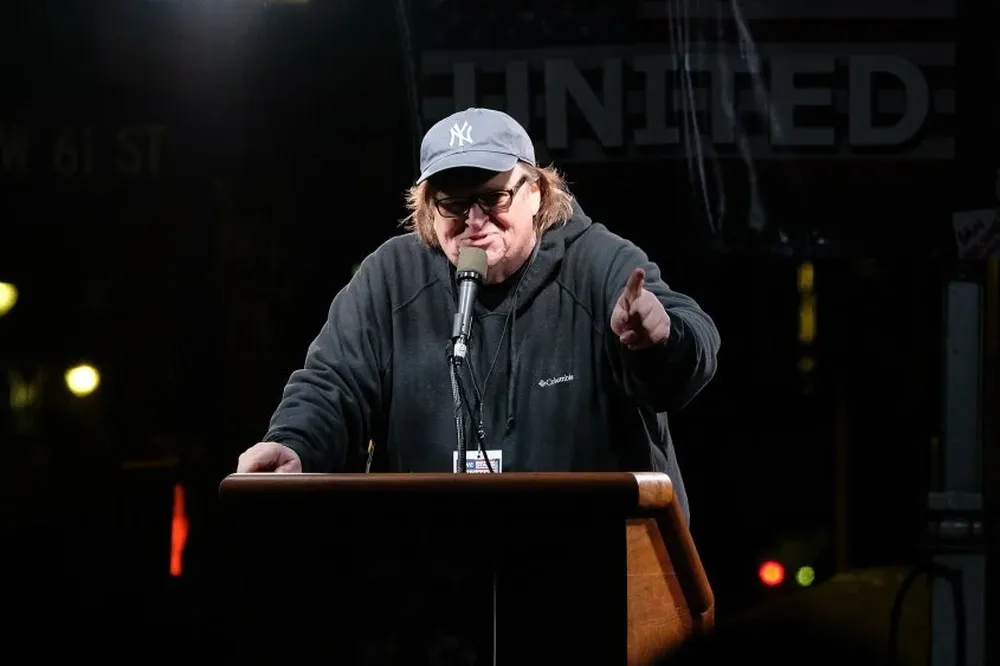 Michael Moore en un acto en Nueva York en contra de Donald Trump