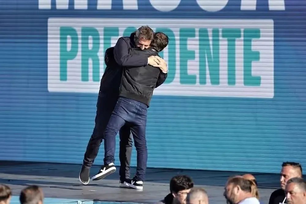 Massa y Kicillof en el escenario de Arsenal