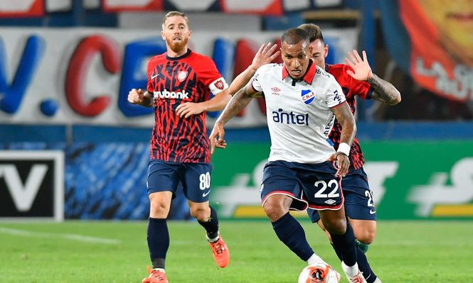 Rómulo Otero de Nacional ante San Lorenzo