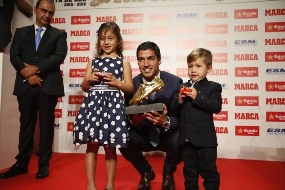 Suárez con su segunda Bota de Oro y sus hijos