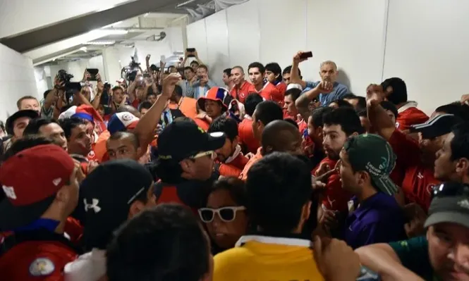 Hinchas chilenos destruyen sala de prensa