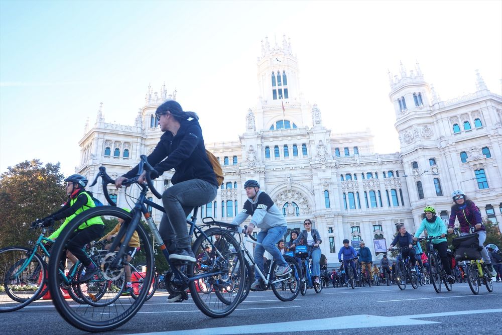 Varias personas en bicicleta participan en una manifestación por la movilidad sostenible en Madrid