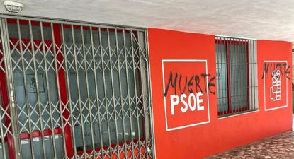 El frente vandalizado de una sede del PSOE en Sevilla.