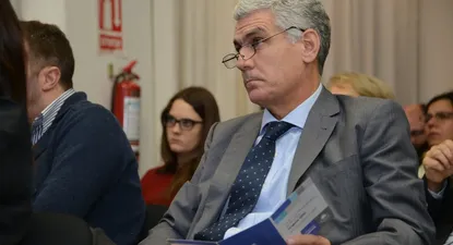 diputado blanco convoca al parlamento a google, facebook y twitter por campana sucia