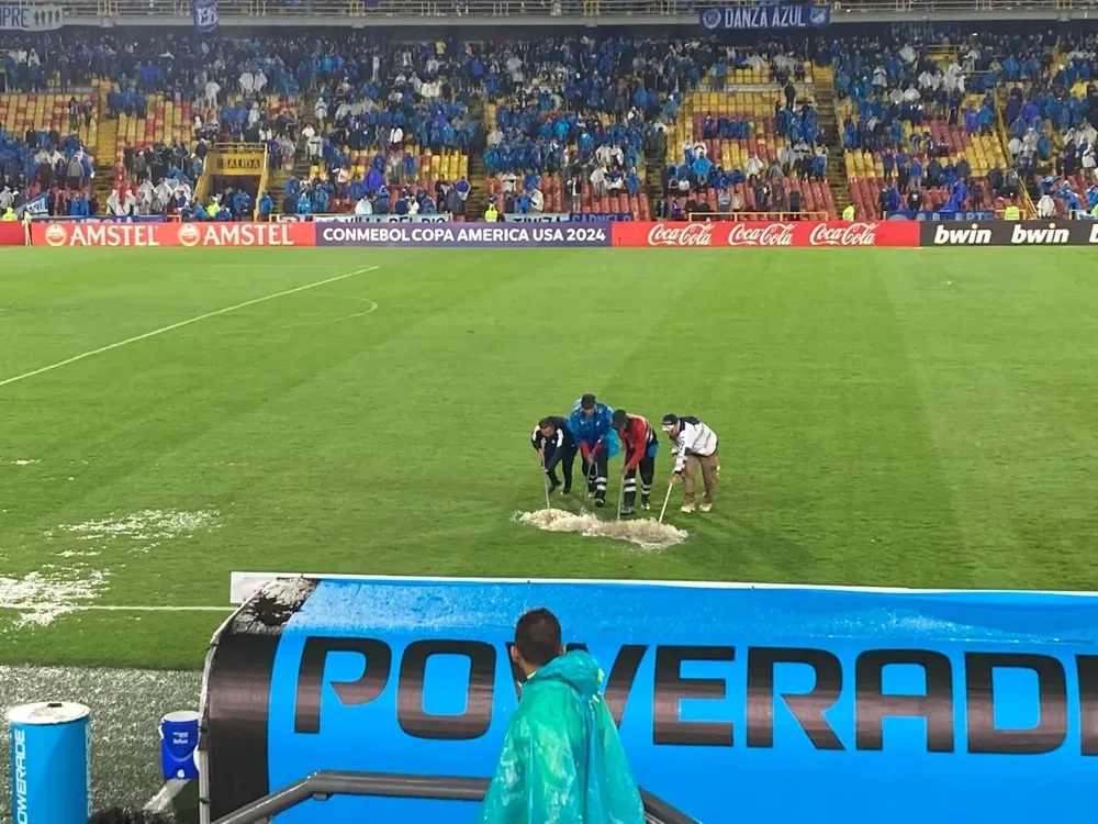 Así intentan sacar el agua de la cancha