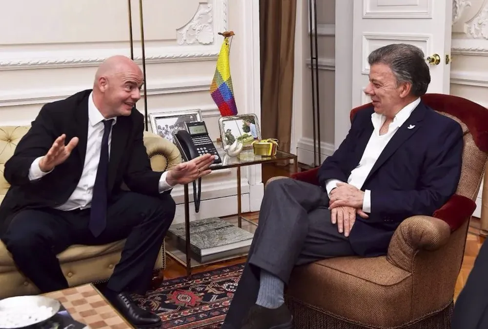 Gianni Infantino y Juan Manuel Santos, presidente de Colombia