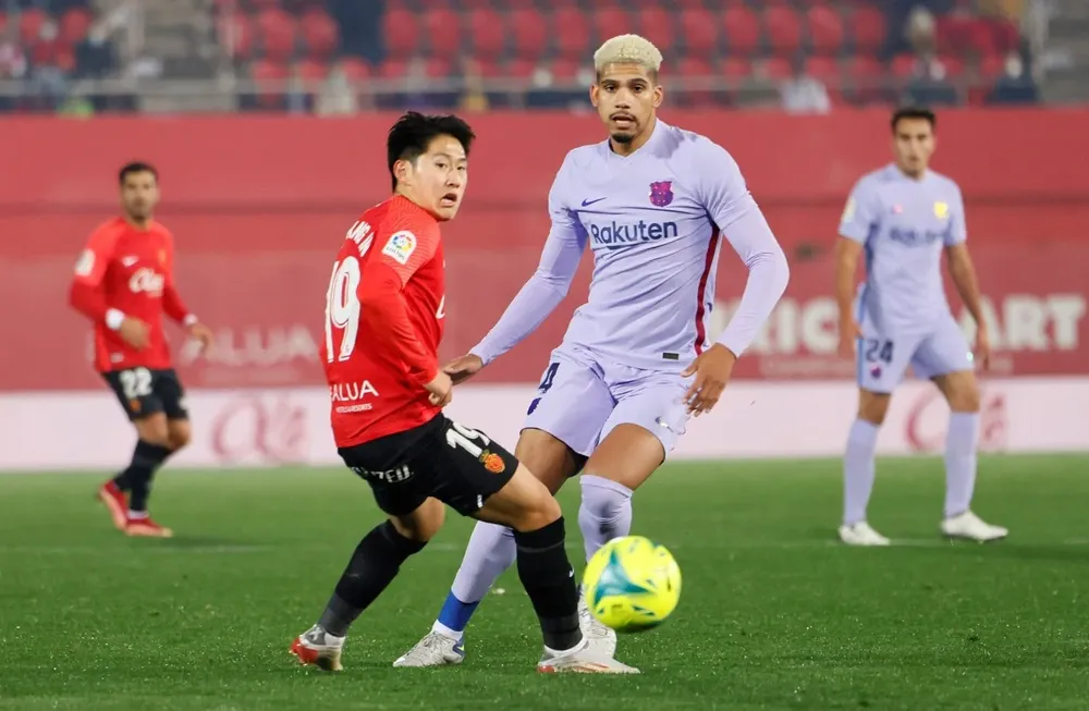 Araújo en salida marcado por Kang-in Lee