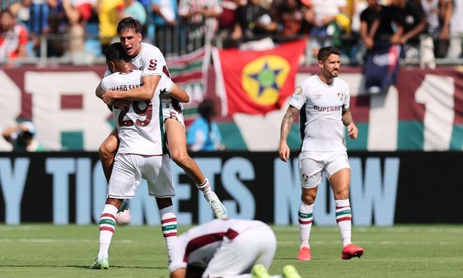 Thiago Santos y el abrazo con Facundo Bernal