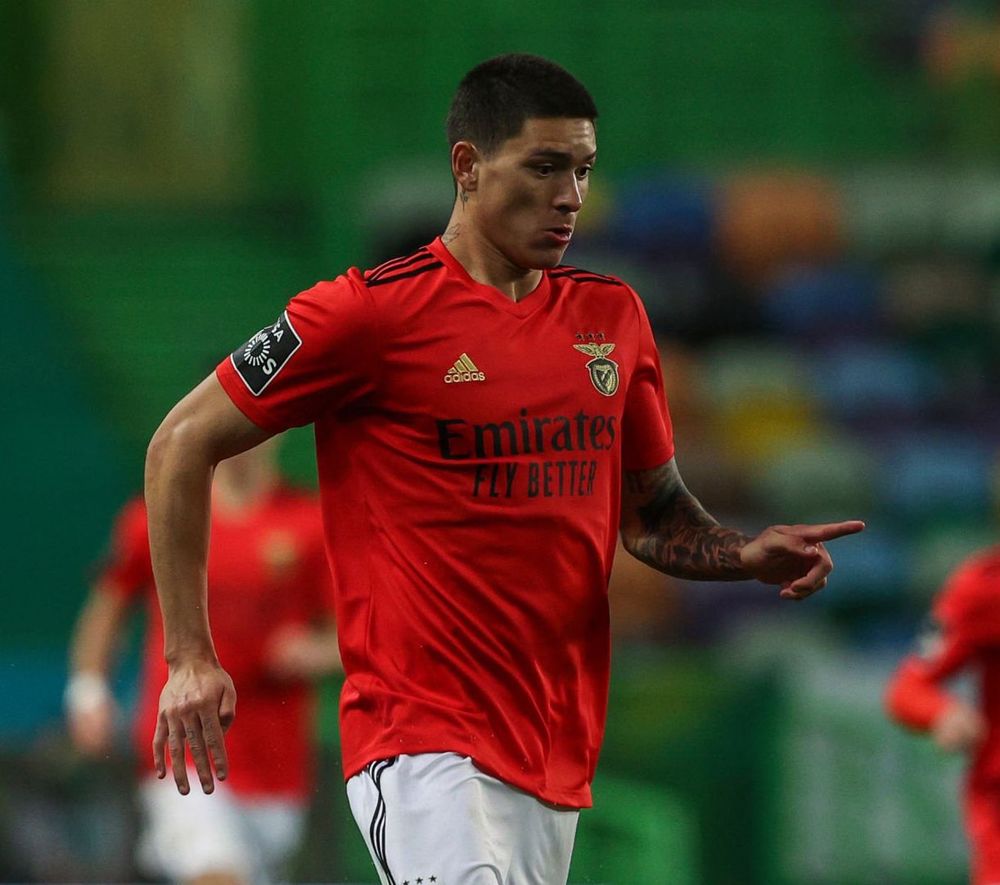 Darwin Núñez con la cabeza rapada jugando con Benfica de Portugal