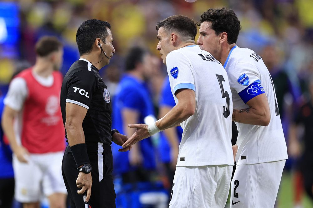 Manuel Ugarte y José María Giménez le protestan al árbitro César Ramos