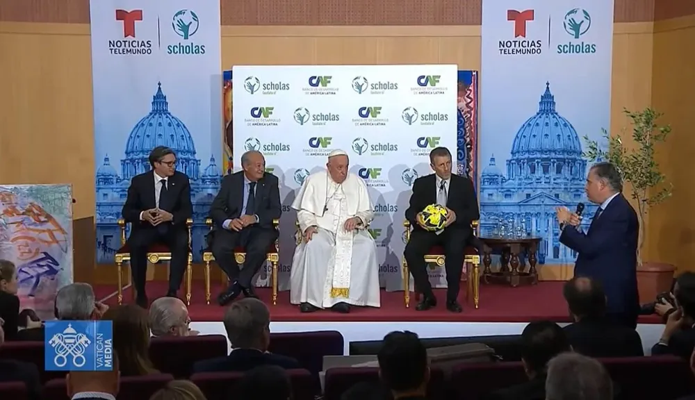 Orsi le habla al Papa Francisco