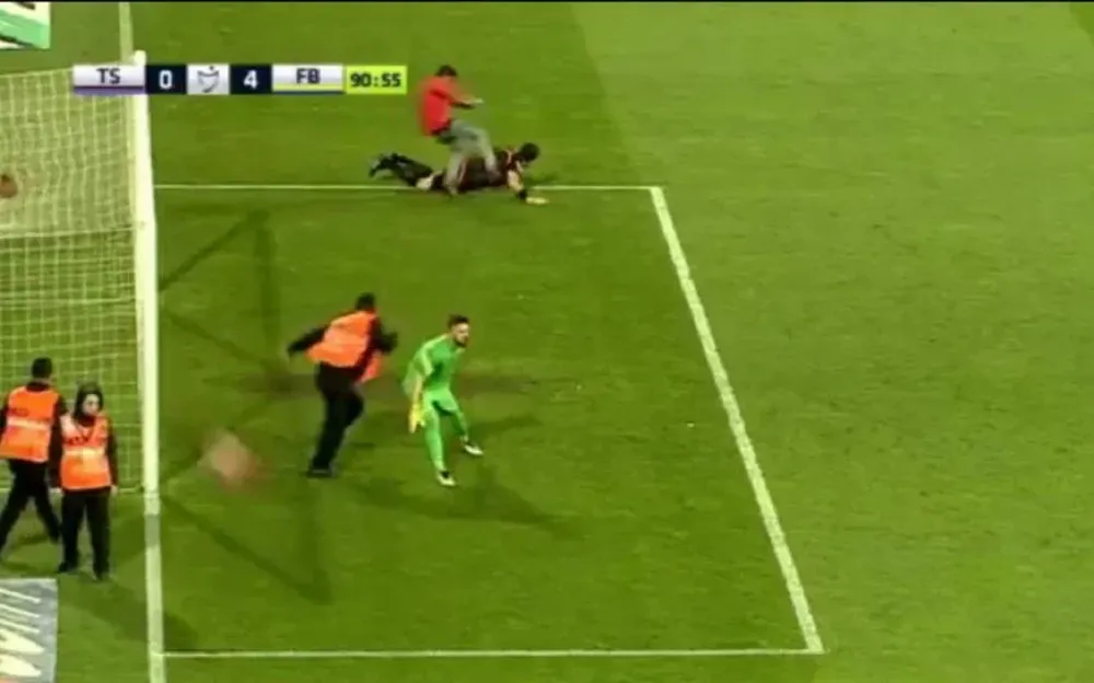 El momento en el que el asistente es agredido