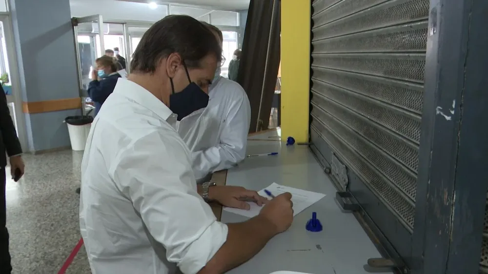 El presidente concurrió este lunes al Hospital Maciel y a la salida respondió en una rueda de prensa a los reclamos de más medidas