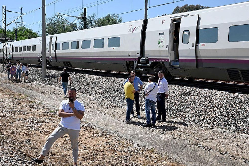 Los pasajeros han tenido que salir de los trenes que han quedado varados en las vías.