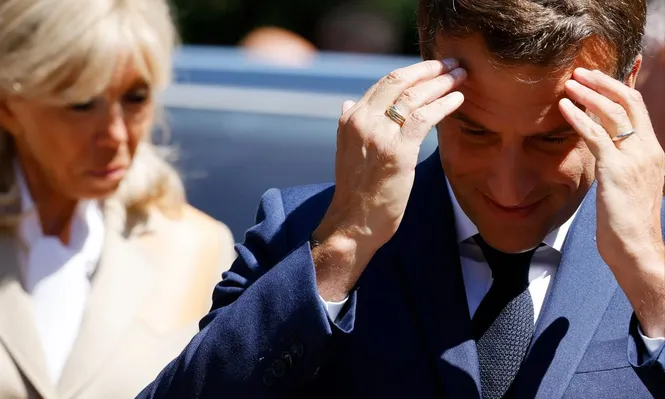El presidente de Francia, Emmanuel Macron, y su esposa, la primera dama francesa, Brigitte Macron, llegan para votar en las elecciones parlamentarias francesas en un colegio electoral en Le Touquet, en el norte de Francia.