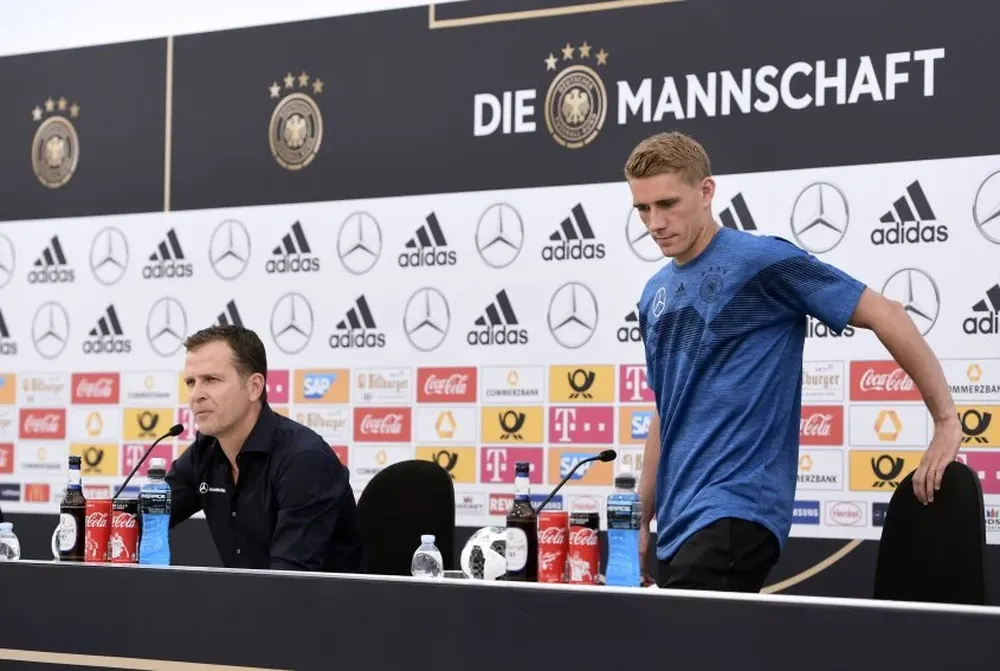 Oliver Bierhoff y Nils Petersen en una rueda de prensa