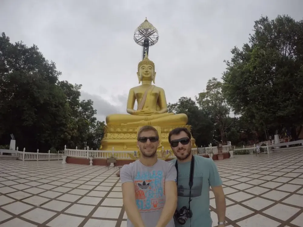 Alfaro con un amigo de Treinta y Tres en Buriram