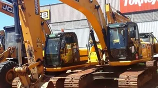 Federico Silveira subasta una excavadora hidráulica JCB