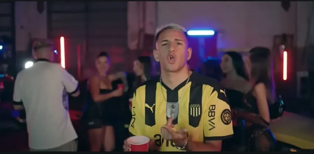 El Negro Tecla con la camiseta de Peñarol