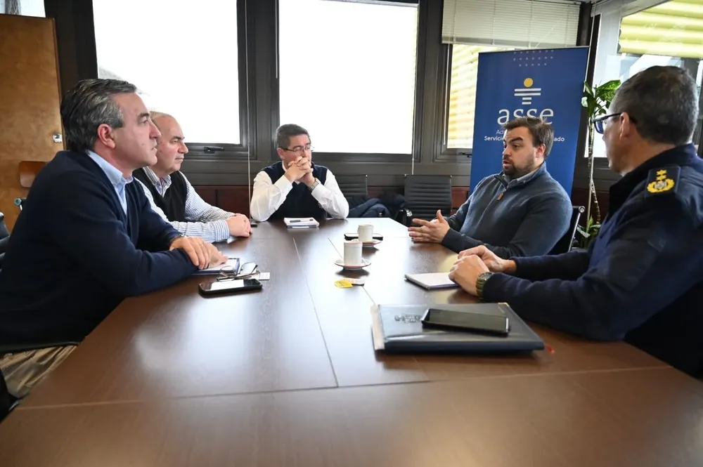 El vicepresidente de ASSE, Marcelo Sosa, el gerente general Eduardo Henderson y el presidente Leonardo Cipriani en reunión con Andrés Capretti y Gonzalo Larrosa