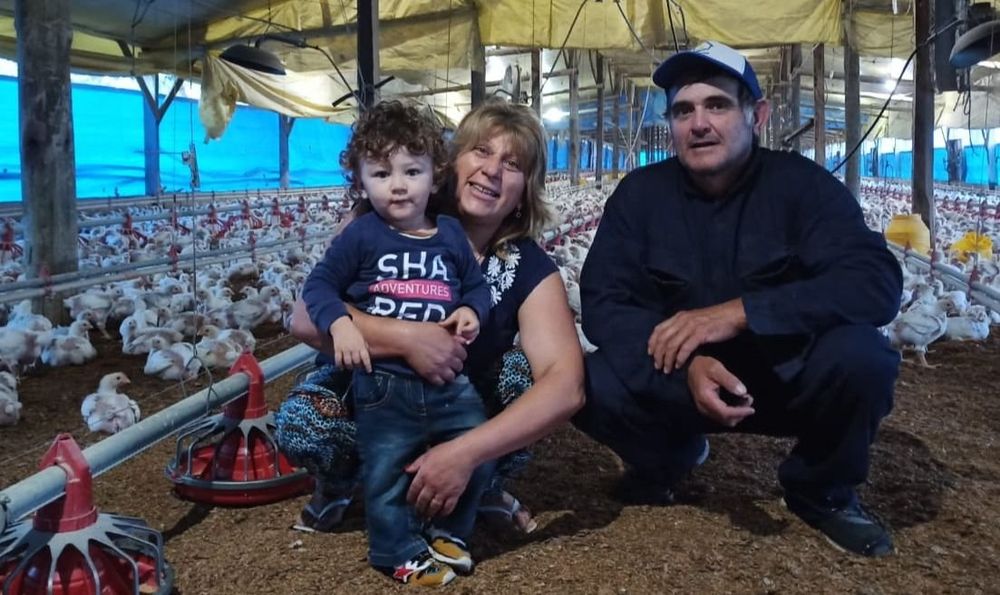 Valentín, el nieto de 2 años (hijo de Sebastián Clavijo y Andrea Camejo), con Rosana y Gustavo.