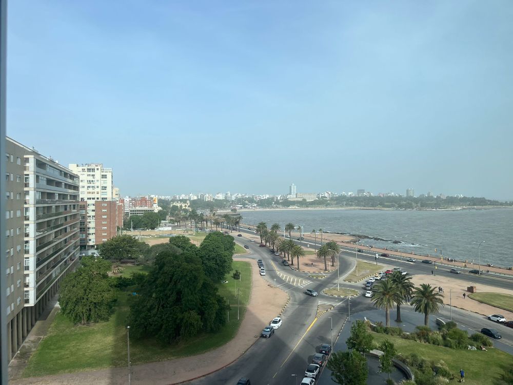 Vista de la Rambla de Montevideo con nube de polvo de la Patagonia