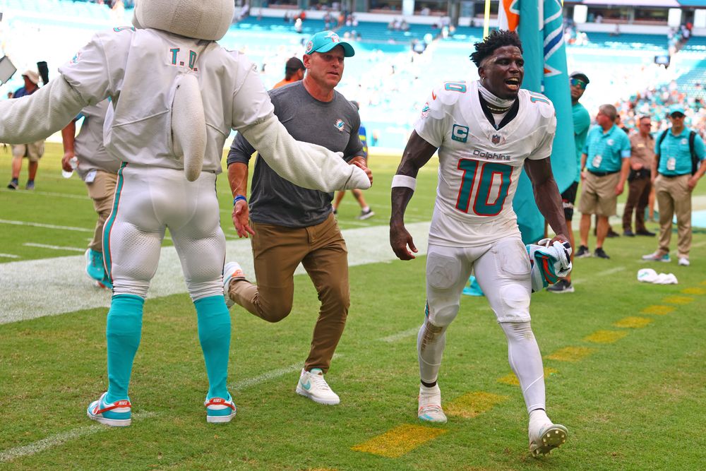 Tyreek Hill de los Miami Dolphins reacciona después de la victoria de su equipo por 20-17 contra los Jacksonville Jaguars en el Hard Rock Stadium