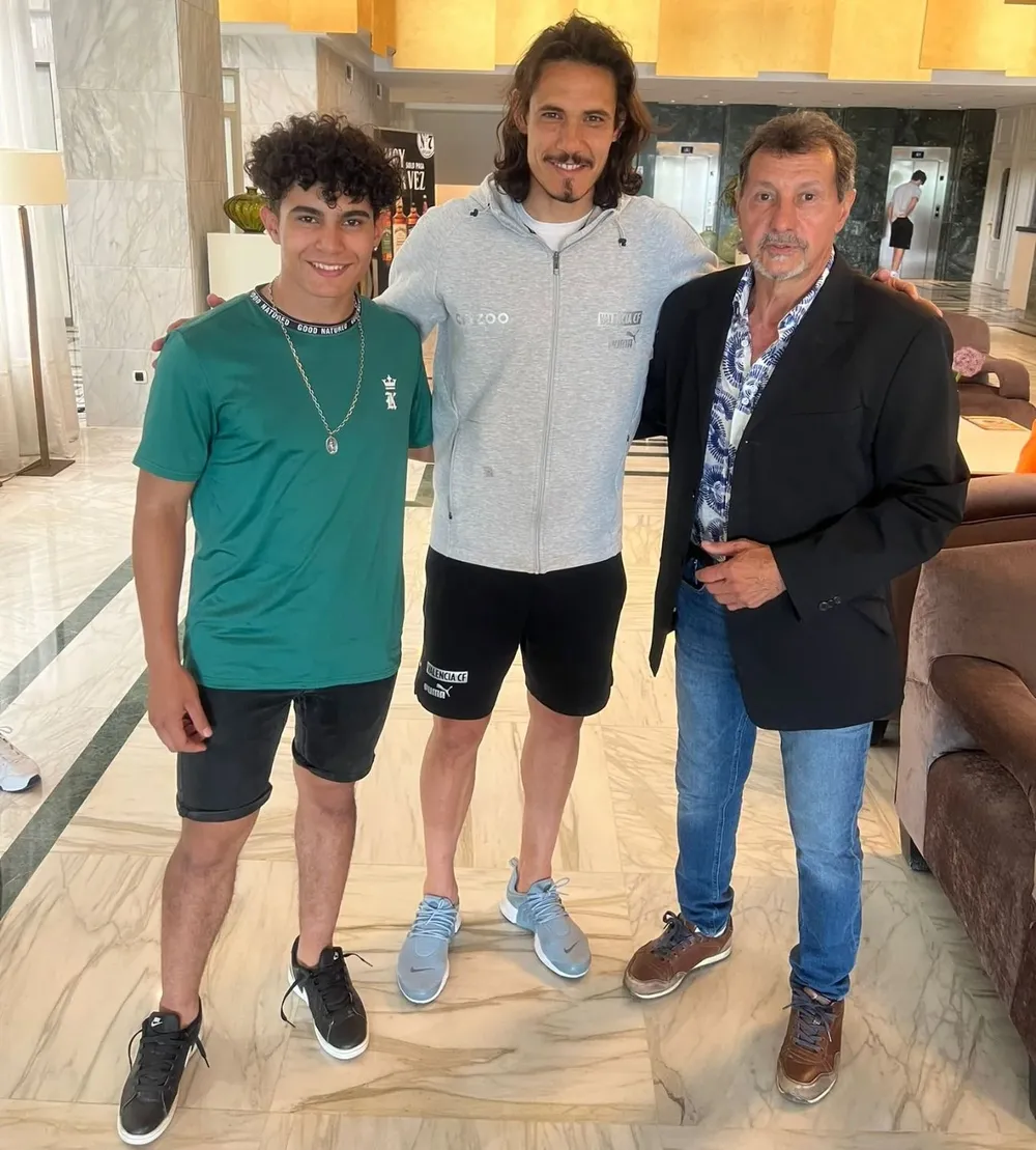 Edinson Cavani y Ernesto Vargas