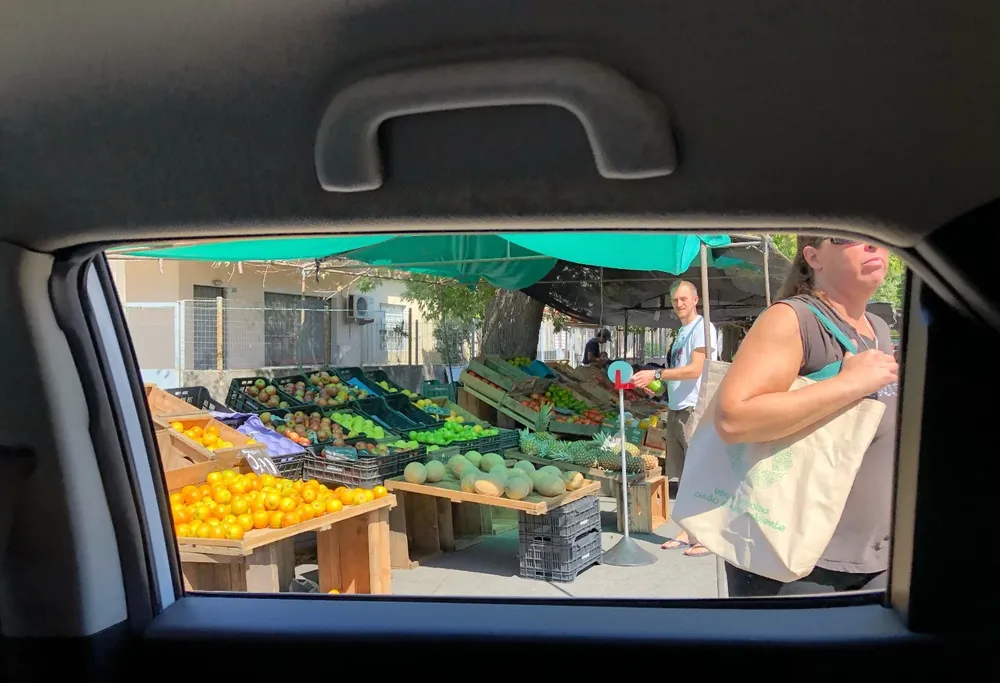 Puestos en ferias, una de las principales bocas de venta de hortalizas y frutas.