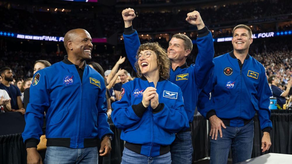 La tripulación de Artemis II celebra con sus seguidores mientras asisten a la final de un partido de baloncesto universitario en Houston, Texas.