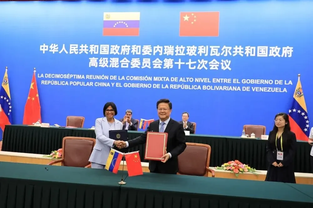 La vicepresidenta venezolana Delcy Rodríguez y el titular de Desarrollo y Reforma de China, Zheng Shanjie.