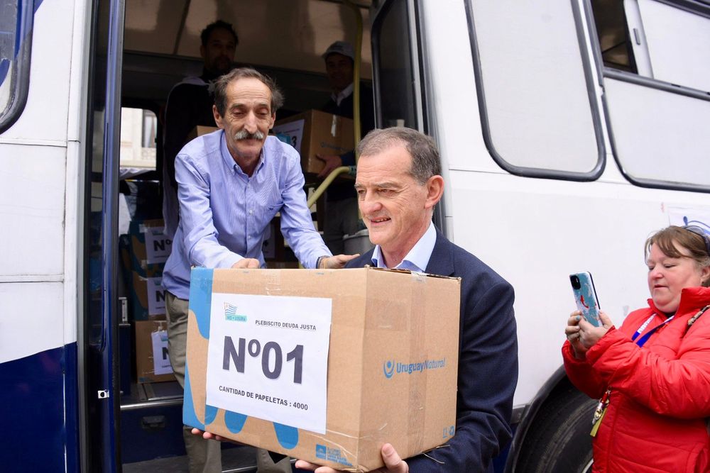 Guido Manini Ríos carga con una de las cajas con firmas para habilitar el plebiscito de deuda justa