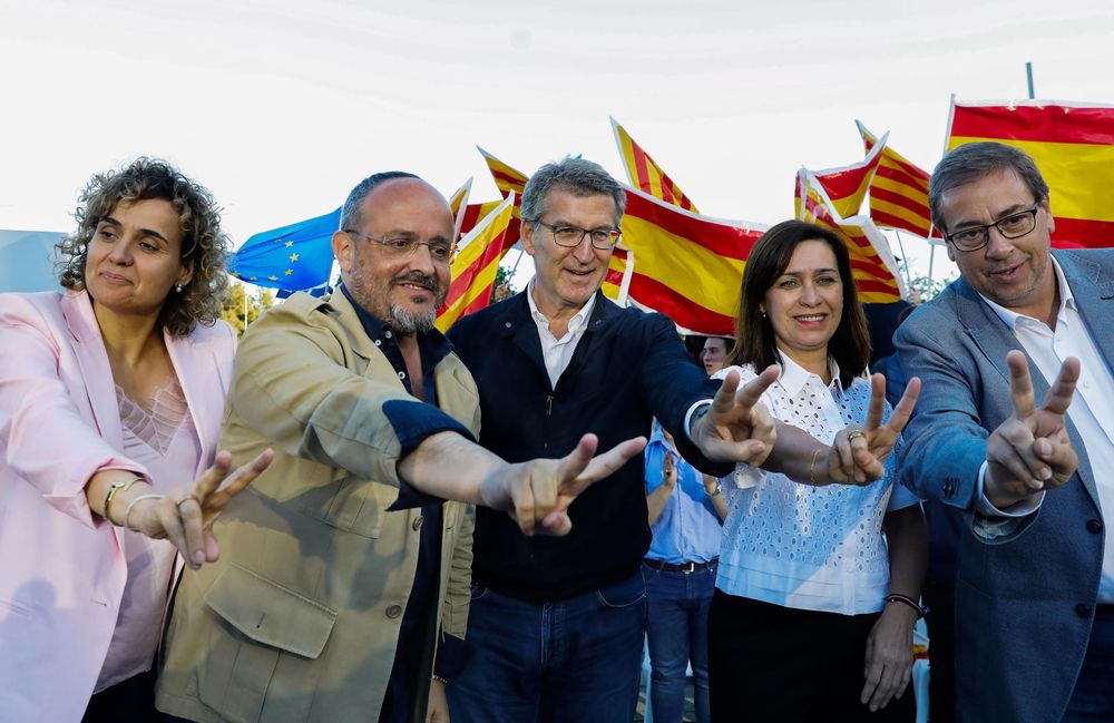 El presidente del PP, Alberto Núñez Feijoo, y el candidato a la presidencia de la Generalitat, Alejandro Fernández, participan en un acto de campaña que los populares en Tarragona