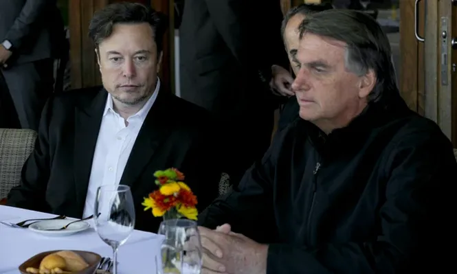 Elon Musk con Jair Bolsonaro. A un año de la compra de la red social X, el magnate le dio una orientación hacia la derecha