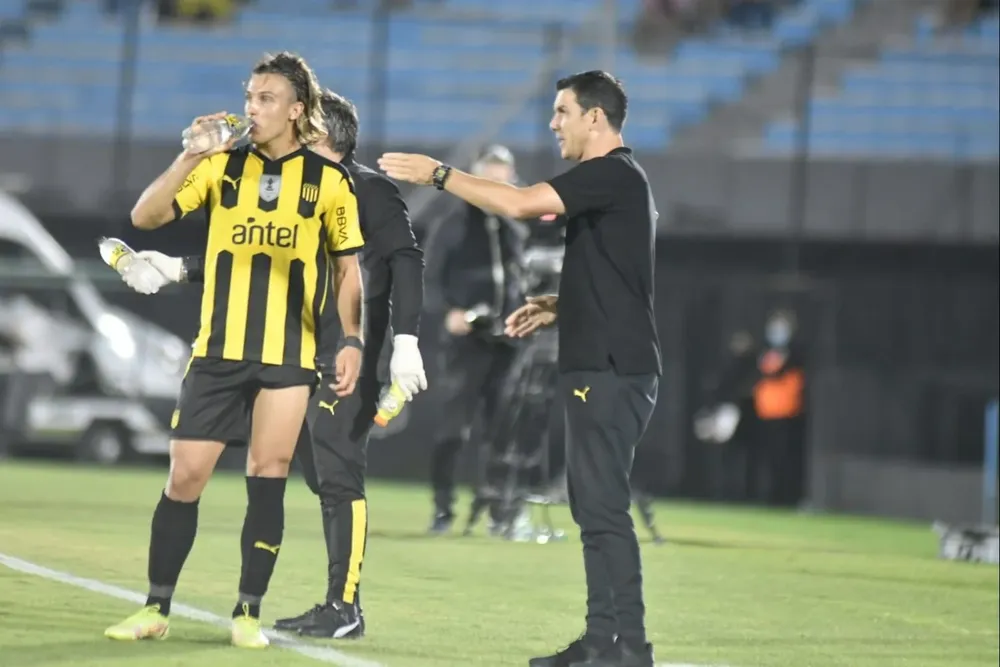 Larriera ordena a Canobbio en la cancha en pleno partido ante Albion; al extremo no le salen las cosas